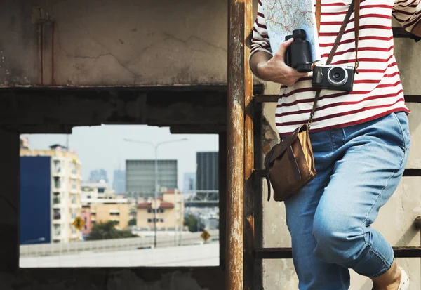 Viaggiatore donna con macchina fotografica — Foto Stock