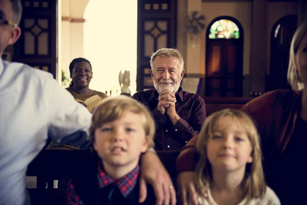 Familie betet in der Kirche — Stockfoto