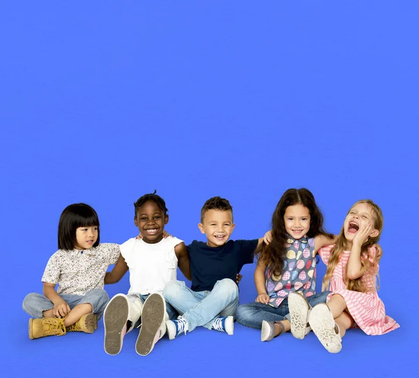 Kids sitting on floor together — Stock Photo, Image