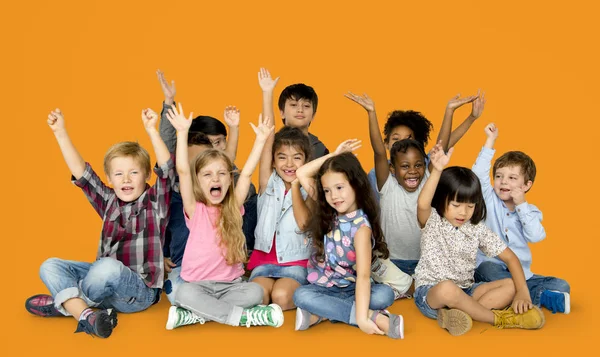 Kids sitting on floor together — Stock Photo, Image