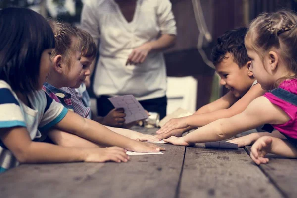 Enfants cherchant du papier — Photo