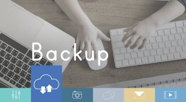 Çocuk bilgisayar klavye üzerinde ellerini