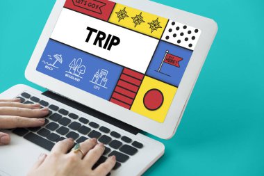 Dizüstü bilgisayarda yazan kadın klavyesi