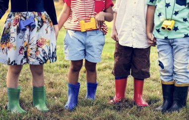 lastik çizmeler giyen okul çocukları