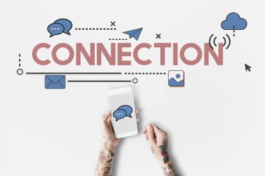 Akıllı telefon kullanan dövmeli kişi. 