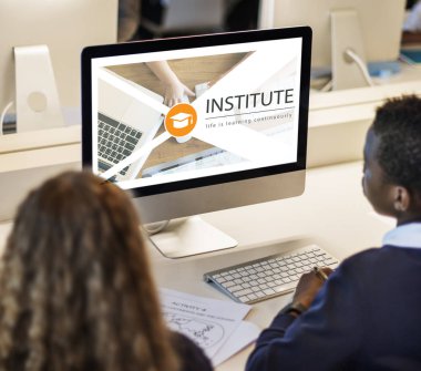 erkek ve kız monitör ekranına bakarak 