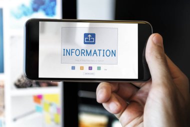 El ele tutuşan akıllı telefon. 