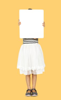 Küçük kız holding boş afiş