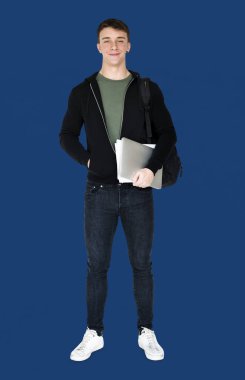 Dizüstü bilgisayar tutan adam