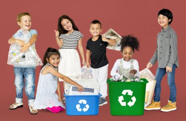 atık geri dönüşüm için çocuklarla