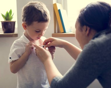 Anne yardım oğlu için elbise