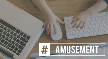 Çocuk bilgisayar klavye üzerinde ellerini