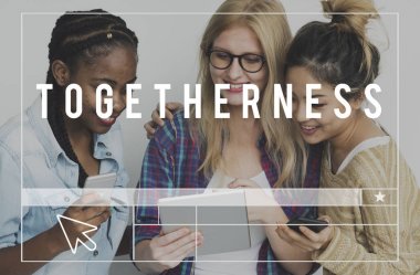  Dijital cihazlar kullanarak kadınlar