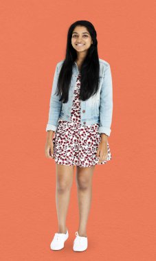 gülümseyen kot ceketli Hintli kadın