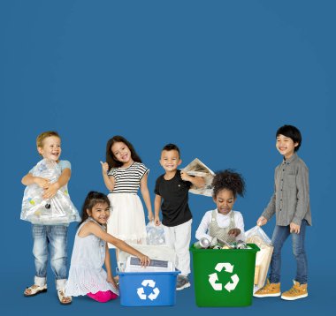 atık geri dönüşüm için çocuklarla