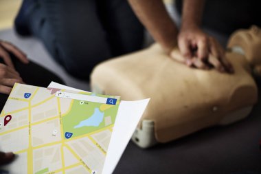 Bir grup insan ilk yardım kursu