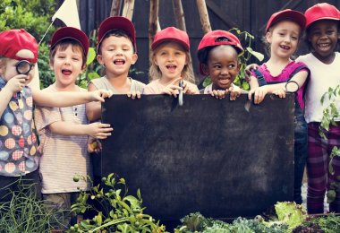  Çocuklar kırmızı siyah tahta tutan kapaklar