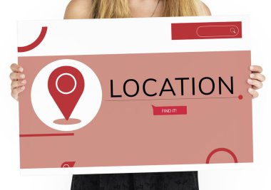 Kadın afişini tutar