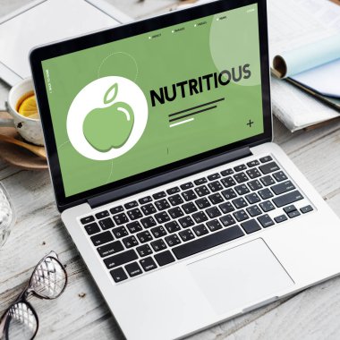 ahşap masa üstünde açılan laptop