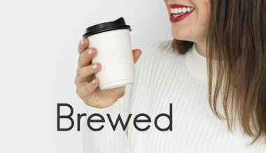 Elinde kahve fincanı tutan kadın