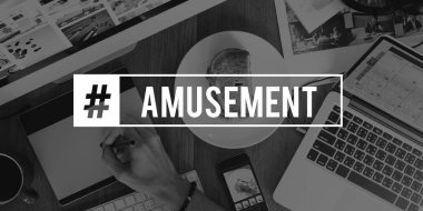 Dizüstü bilgisayar ve diğer öğeleri içeren tablo