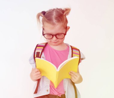 Okul sırt çantası ile kız