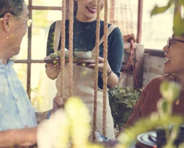 müşteriler için çay taşıyan kadın