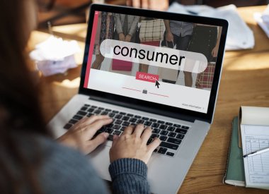 Masada dizüstü bilgisayar kullanan kadın