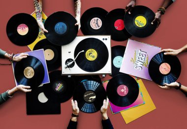 vinil kayıtlar içeren tablo
