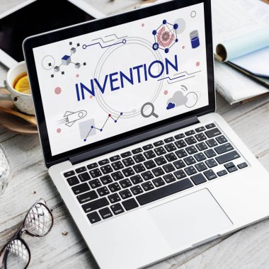 ahşap masa üstünde açılan laptop