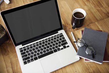 Açık tablo üstünde laptop 