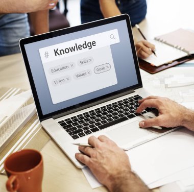 insan eli dizüstü bilgisayar kullanarak 