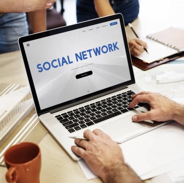 Bilgisayarda Daktilo Yazan İşadamı.