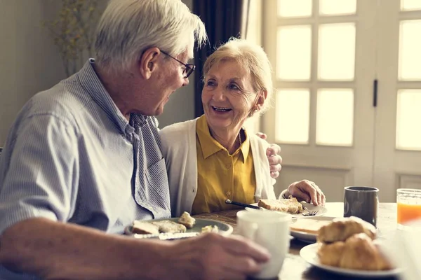 Ηλικιωμένο ζευγάρι τρώει πρωινό — Φωτογραφία Αρχείου