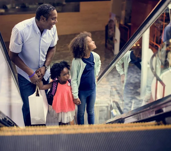 Famille dans le grand centre commercial — Photo