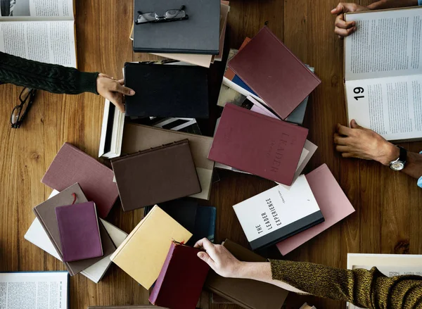 Mãos leitura de livros — Fotografia de Stock