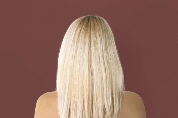 Femme blonde aux cheveux longs — Photo