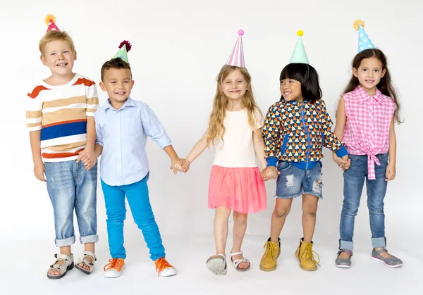 Kinder mit Party-Hüten — Stockfoto