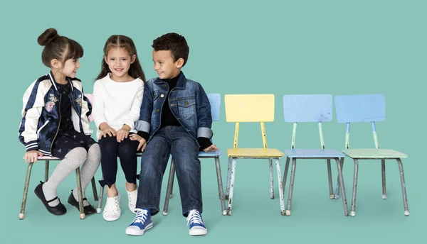 Crianças da escola sentadas em cadeiras — Fotografia de Stock