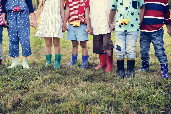 Schoolkinderen het dragen van rubberen laarzen — Stockfoto