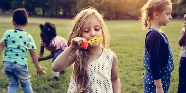 Barn som leker med såpbubblor — Stockfoto
