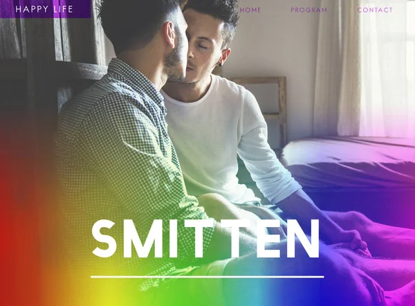 Homosexuales pareja de hombres besándose en el interior — Foto de Stock