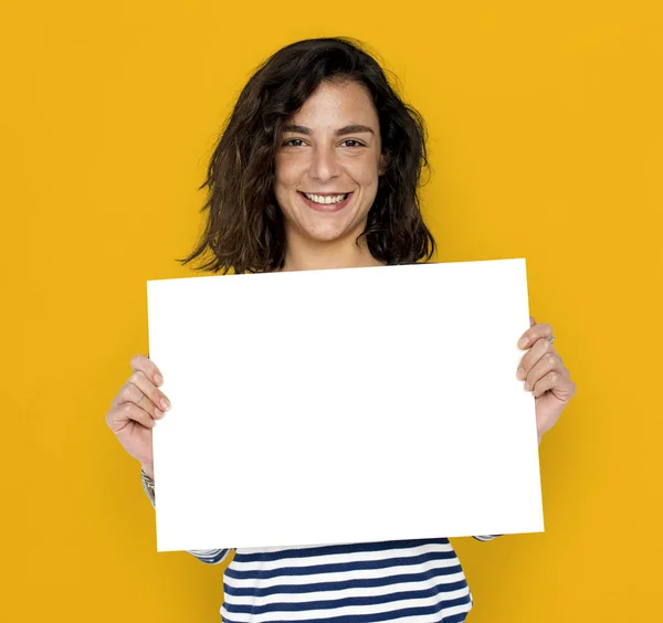 Mujer sosteniendo papel en blanco — Foto de Stock