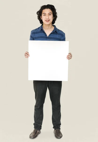 Hombre sosteniendo cartel vacío — Foto de Stock
