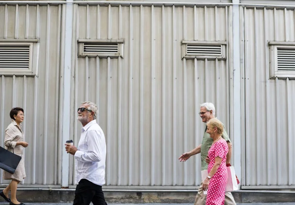 Personnes âgées élégantes marche — Photo