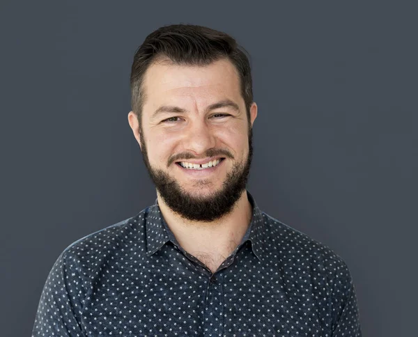 Homem de pé e sorrindo — Fotografia de Stock