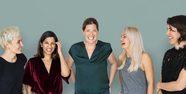 Heureux groupe de femmes souriantes — Photo