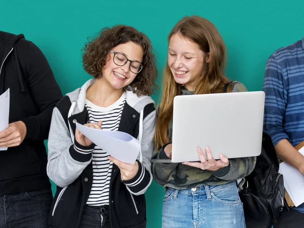 Estudiantes que utilizan dispositivos digitales —  Fotos de Stock