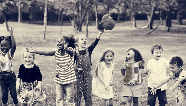 Діти грають у полі разом — стокове фото