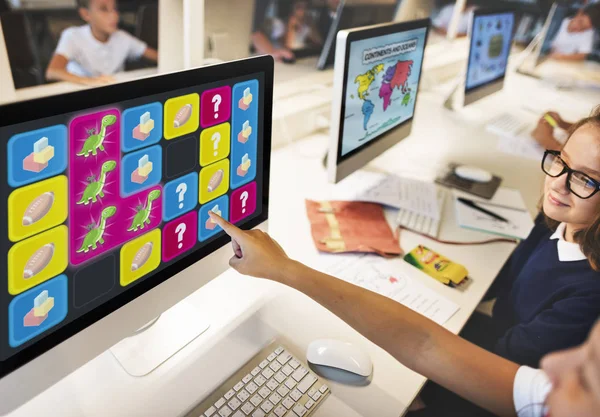 Niño apuntando a la pantalla del monitor — Foto de Stock